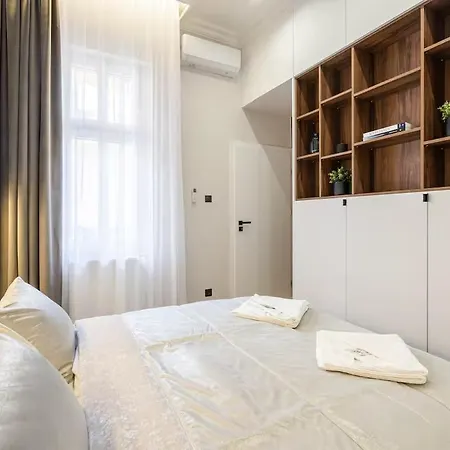 Grand Self Check-in Apartment